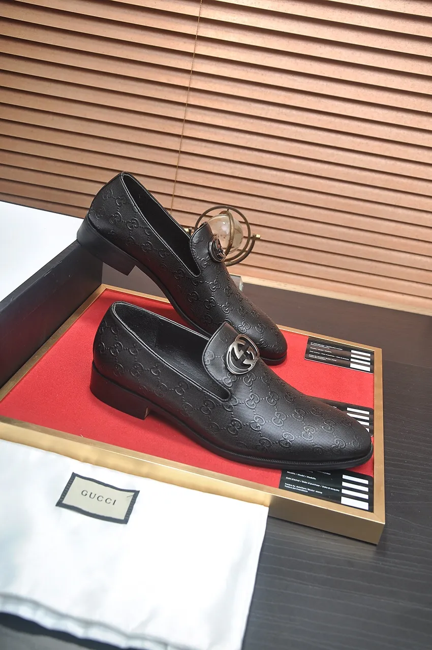Men's shoes💰500💶Italy's top luxury men's shoe giant (GUCCI) (Gucci) (full cowhide lining) new arrival🍃Original European style🔰 Pleasant to the eye😍In order to make the shoes more durable and non-deformable🌀The production continues to follow traditional methods but there is still no lack of innovation💪Choose original sheepskin for the leather♻️ Smooth and natural And extra bright ⭐Made of imported cowhide, the first choice of rich people 38-45 (45 customized)